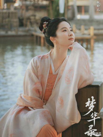 长津湖|刘亦菲与助理逛街被拍？近照被指发福，着装随意接地气