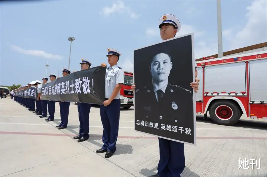 她刊 今晚，娱乐圈没人敢抢他的热搜