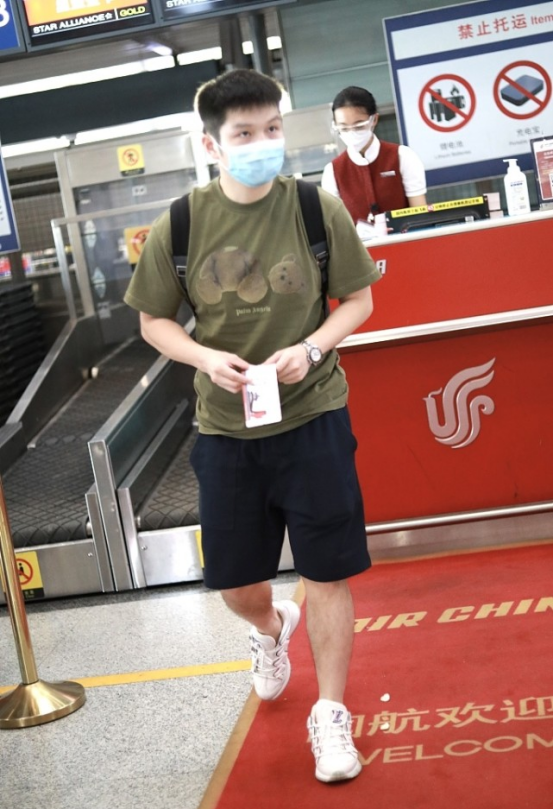 BiuFashion|樊振东和刘诗雯凯旋而归，朴素穿搭也抢眼，小熊图案展现俏皮一面