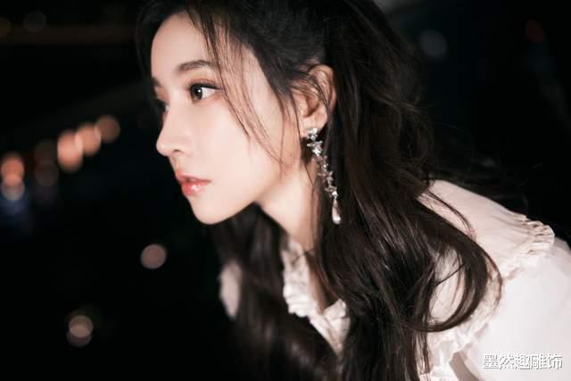 冯提莫|最美的夜跨年晚会，冯提莫献唱《小红花》，与易烊千玺成梦幻联动