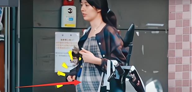 小雪妈妈育儿|向佐晒郭碧婷近照，蓬头垢面素面朝天，网友：孩子面前只有妈妈