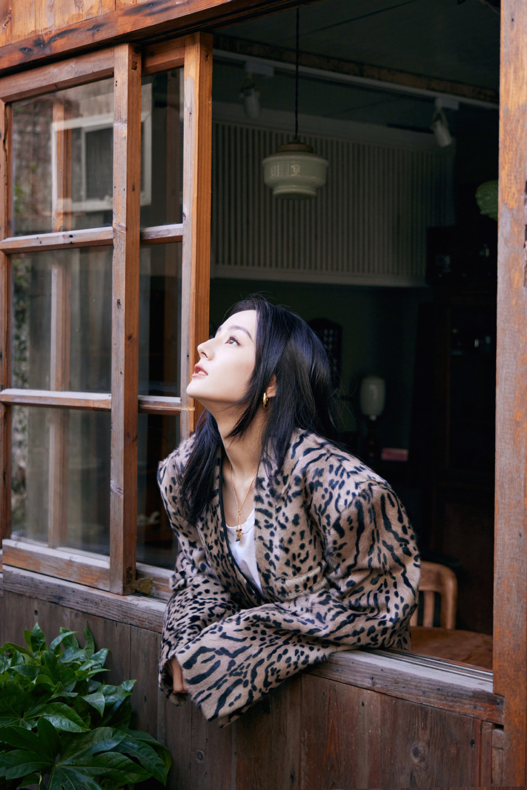 迪丽热巴|迪丽热巴脱口秀跨年造型，舒适又惬意，网友：好像暴发户