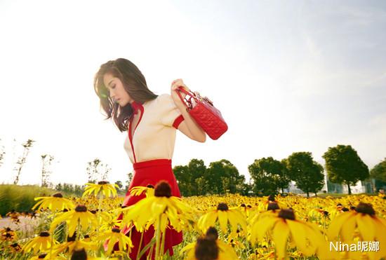 Nina昵娜|王子文美食打卡！罕见留偏分长发穿白西装大变样，恋爱后美得焕然一新