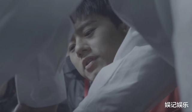 张杰|谢娜陪张杰就医画面曝光，娜姐挎着蓝色布包，目光都在老公身上