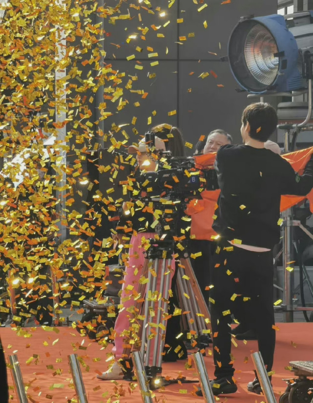 马伊琍|马伊琍白宇合作太期待!45岁马伊琍穿着简单没明星范,气质照样出众