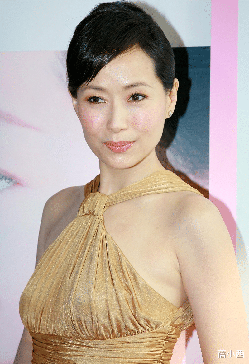 欧阳娜娜|63年的叶童越活越少女了！一身挂脖连衣裙时髦性感，美回了30岁