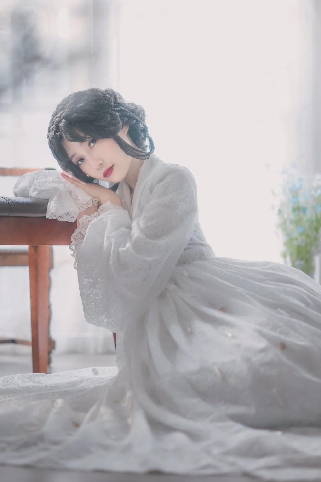 lolita|Lolita：世人说她孤傲高冷，但总有人能一眼看穿她深藏的温柔