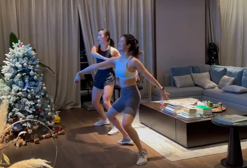 杨采钰|杨采钰穿运动内衣豪宅热舞！四肢开合扭腰摆胯，弯腰挤出一圈赘肉