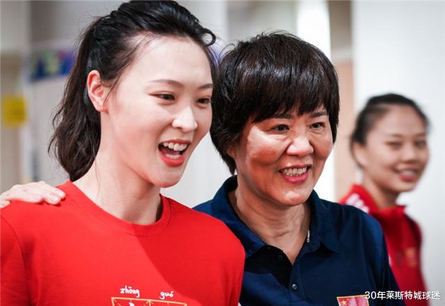 女排|中國女排正式出征！一群2米左右長腿姑娘太顯眼，兩位大媽看呆了