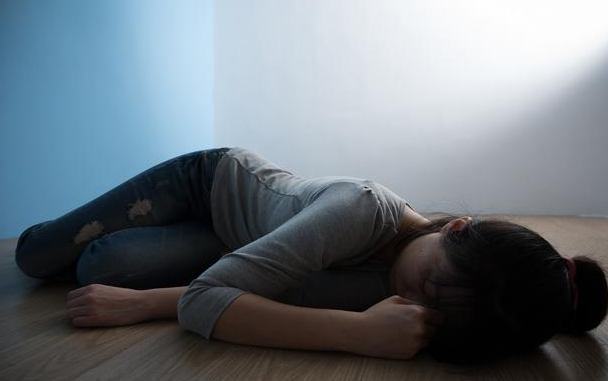 男子奸淫幼女犯事,还指着老婆回来给处理善后