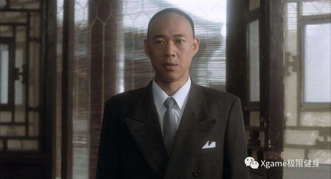 张丰毅|小鲜肉赤身与老兵比赛，身材差距引发争议！网友：白斩鸡