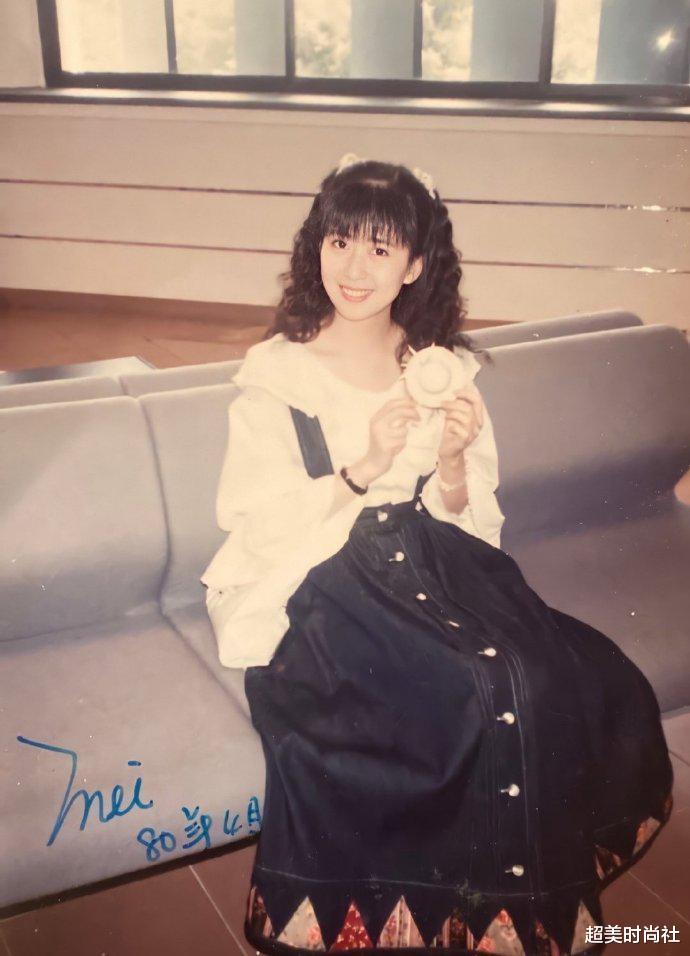 刘海|52岁孟庭苇被赞太年轻,刘海粉裙甜美范,如何拗出少女感