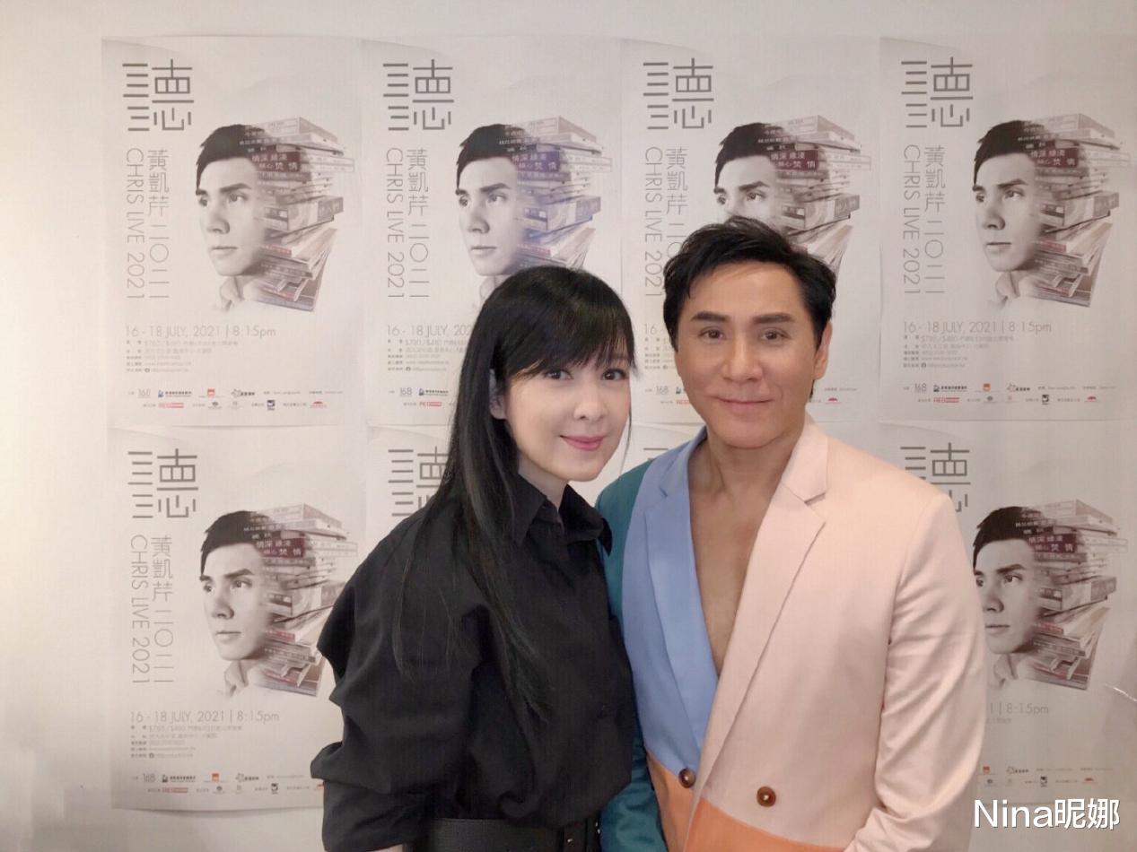 Nina昵娜|54岁周慧敏让人无地自容，穿小黑裙亮相好友演唱会，一把年纪还有婴儿肌