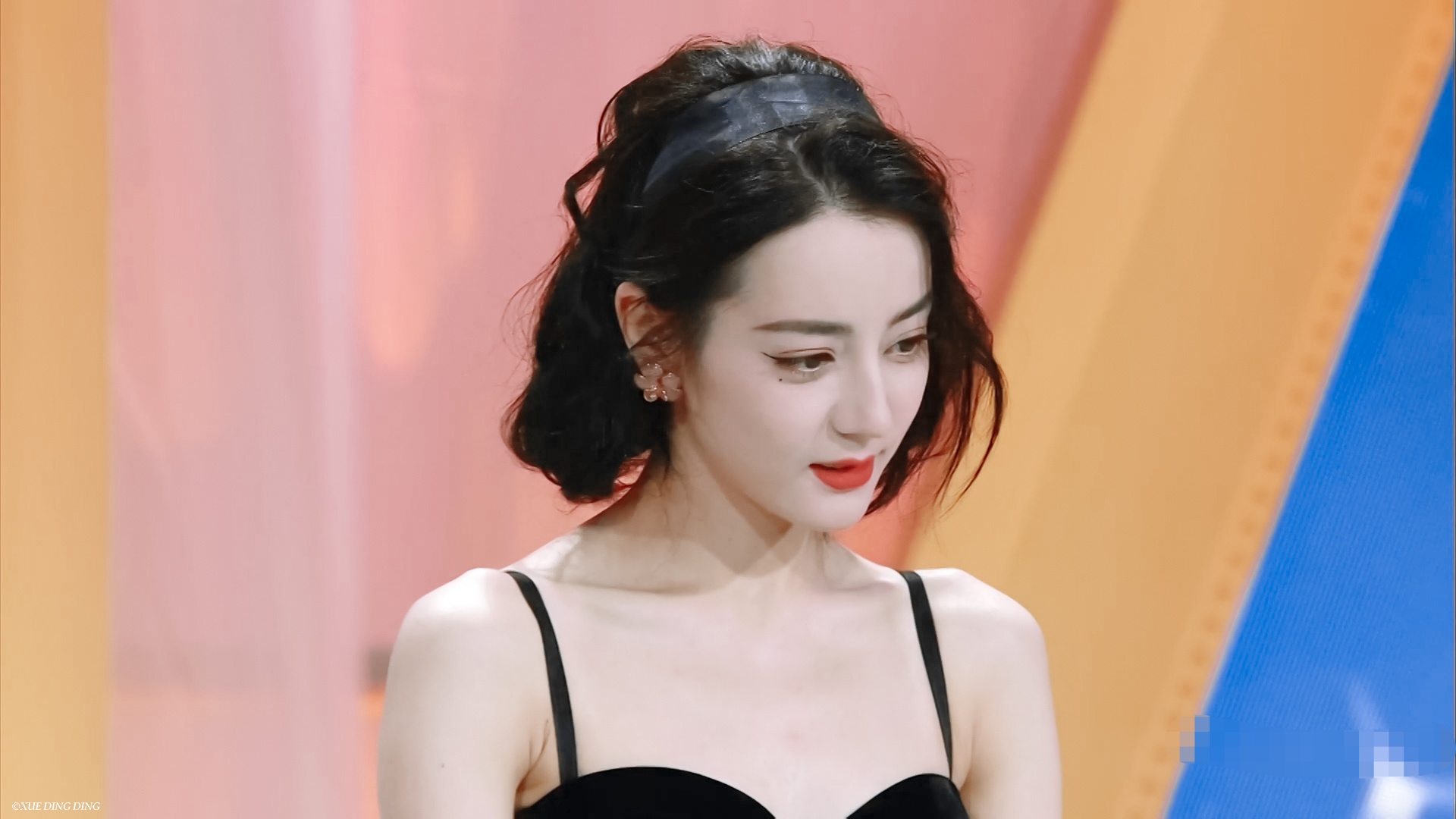 时尚课|迪丽热巴活动造型，礼裙底下穿破洞牛仔裤，网友：美女就是任性！