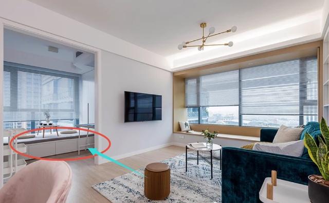 老婆装修坚持给阳台做U型定制,沙发墙加宽,朋友都夸聪明!