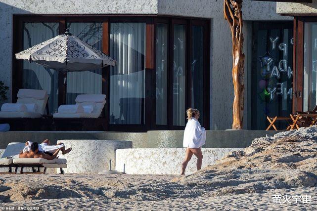 少女时代|小甜甜布兰妮海滩庆40岁，男模未婚夫陪伴，浴巾不离身怕被说胖