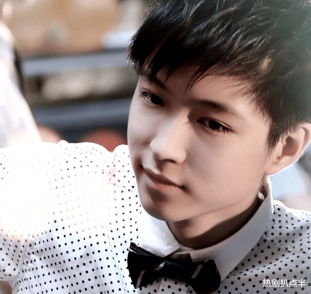 左溢|伤仲永！8岁横空出世的天才偶像，如今变成一米九的“傻大个”