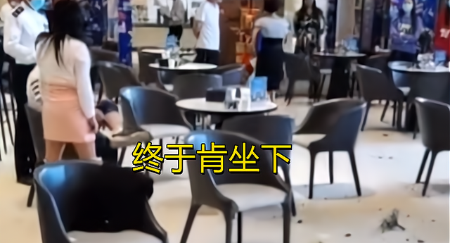 购房置业|买完新房降价！云南男子到售楼部发泄一通，打砸东西满地狼藉