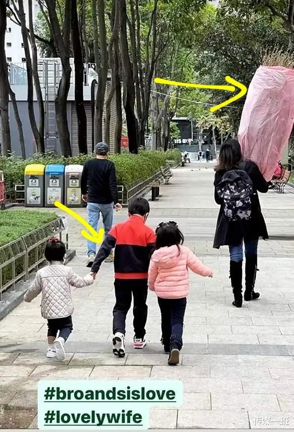 郭晶晶|霍启刚罕见晒出小女儿正面照，霍中妍依偎在母亲郭晶晶怀里很抢镜