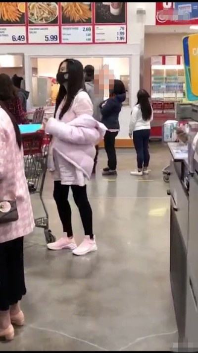 王祖贤|54岁王祖贤现身寺庙，脸部严重发福双下巴明显，弯腰驼背似路人