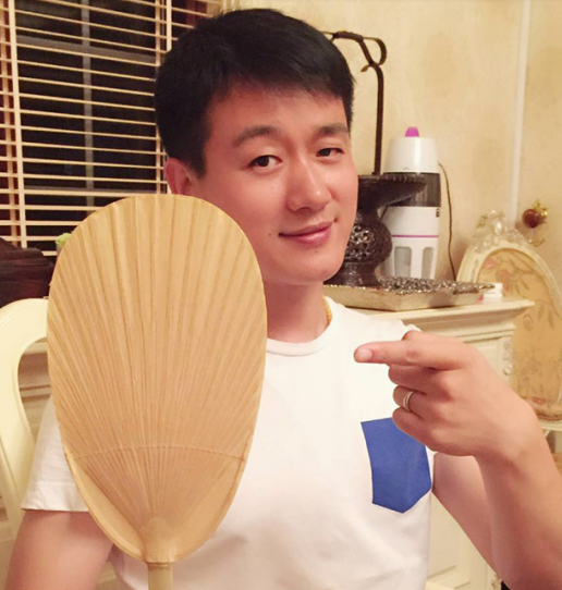 十万个家居为什么|佟大为晒出自己的家，夏天还用葵扇来乘凉，这生活也太勤俭了