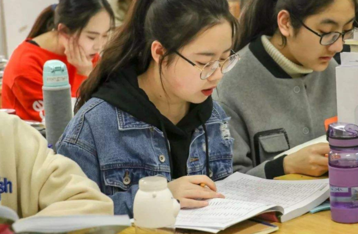 大学|垫底985和顶尖211大学,哪个更有含金量,网友:宁做凤尾不做鸡头