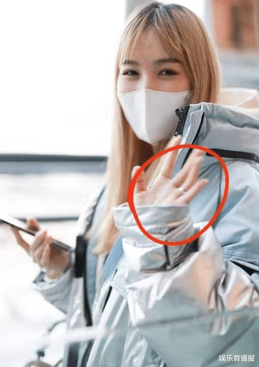 马蓉|马蓉一身大牌现身机场，大眼睛少女感十足，被曝与60多岁富豪恋爱