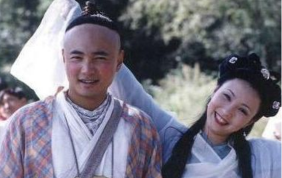 短发|陶虹晒照大改往日造型，齐耳短发显活力，减龄不止5岁状态好