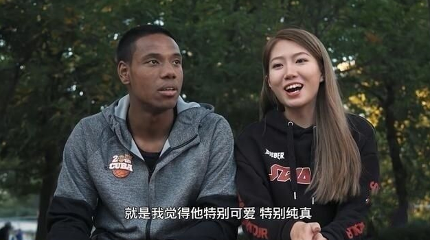 祝铭震|他是CBA榜眼祝铭震，女友身材高挑仍紧致，女友坦言：不讨厌黑色