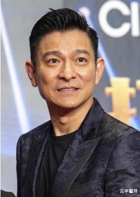 周润发|?39年前，他被刘德华亲过，被周润发抱过，如今成为一代巨星