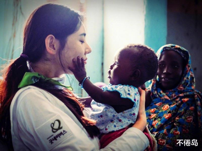 不倦岛|于晓光与美女亲密搂抱，网友心疼秋瓷炫：原生家庭不幸的女孩子必须认清这一点，才能得到幸福。