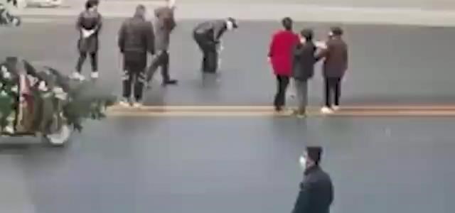 男子酒后当街撒数万现金,路人帮捡回豪横拒绝:我这儿还有10个亿