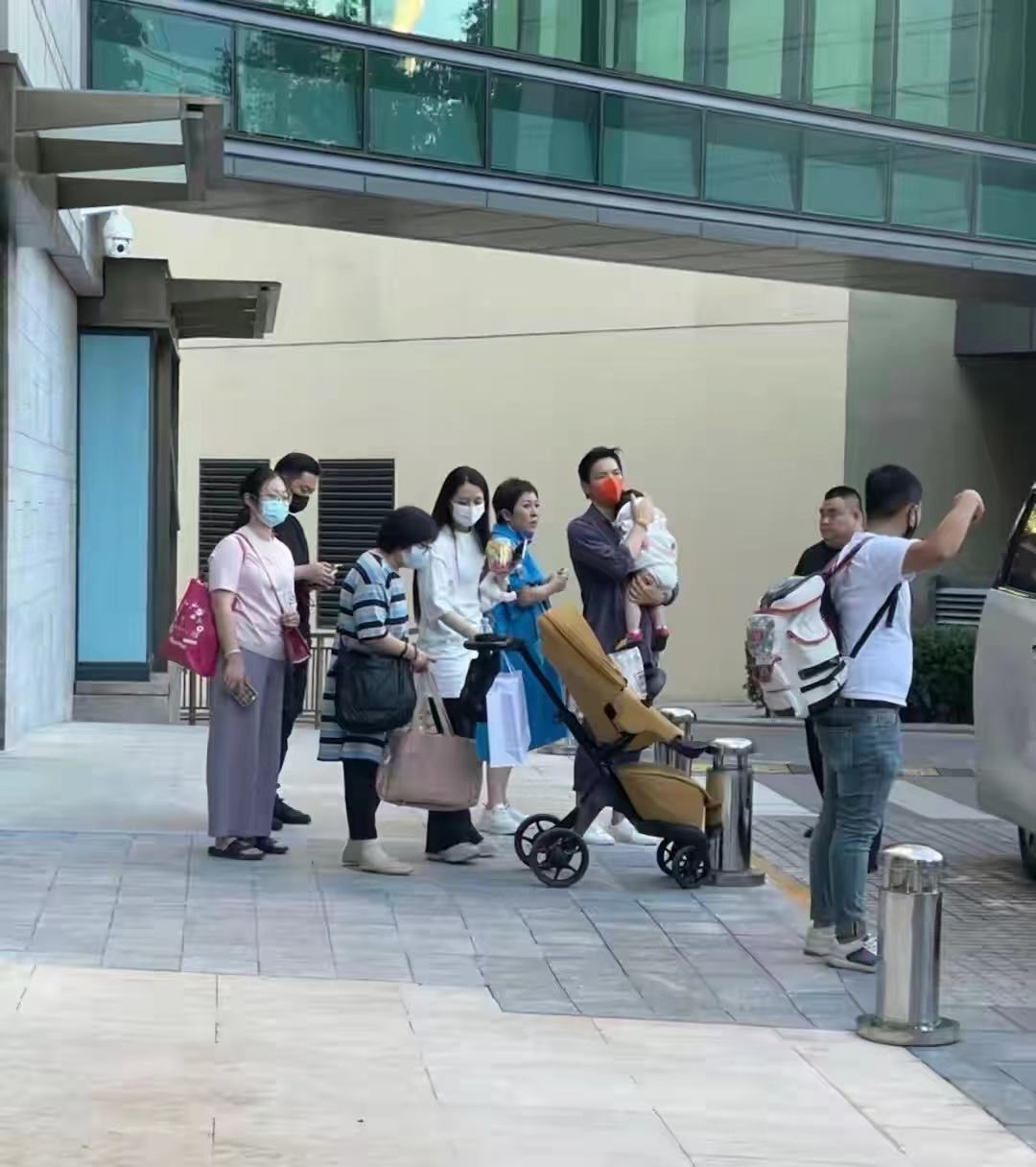 郭碧婷|郭碧婷独自溜娃好狼狈！抱娃吃力累得驼背，状态和生娃前判若两人