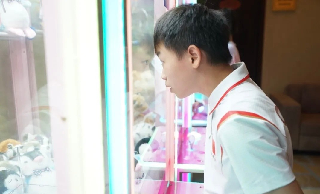 全红婵|全红婵拒绝商演！奖豪车送家人，最新个人照出炉，身高猛窜发型乱