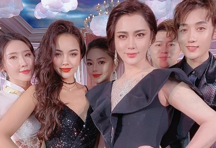 猫妹妹|时大漂亮被指责挖墙脚，无奈开播澄清，称自己与猫妹妹只是好姐妹