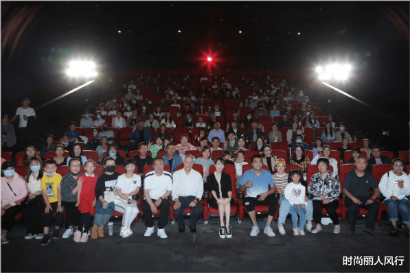 时尚丽人风行 章子怡晒万圣节全家福!戴彩色假发cos独角兽,穿针织衫超级可爱