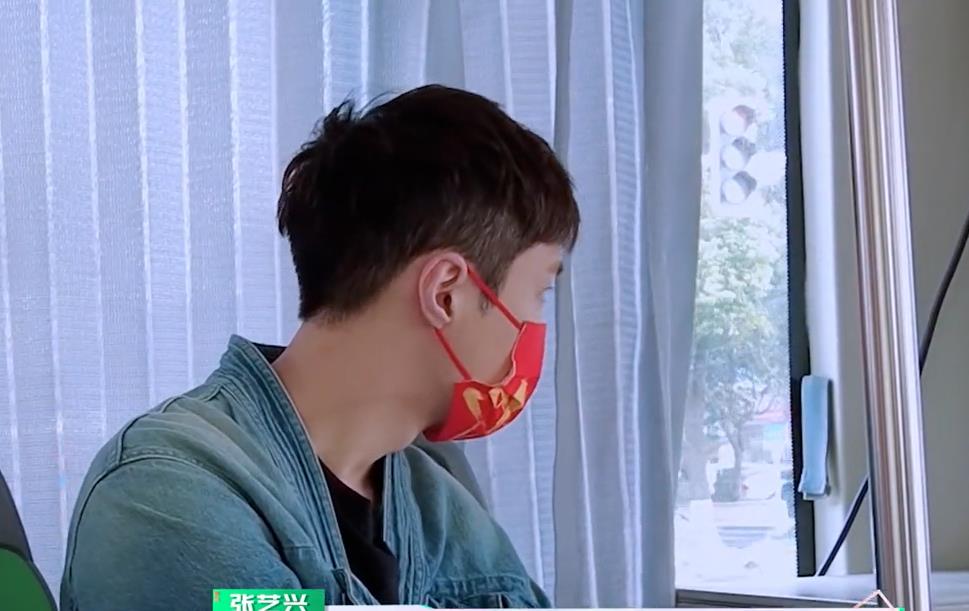 朱晨丽|张艺兴陪爷爷在长沙坐公交,超市买平价衫,追忆外婆和黄渤打电话