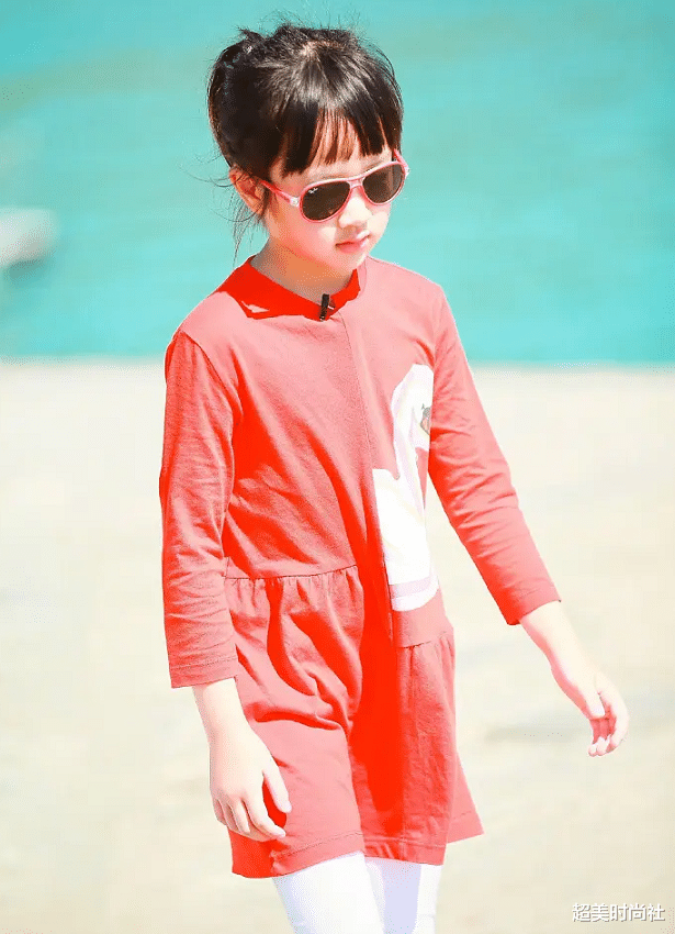 吴尊|吴尊10岁女儿为文莱国王表演，穿白衣气质文静，大长腿引人注目