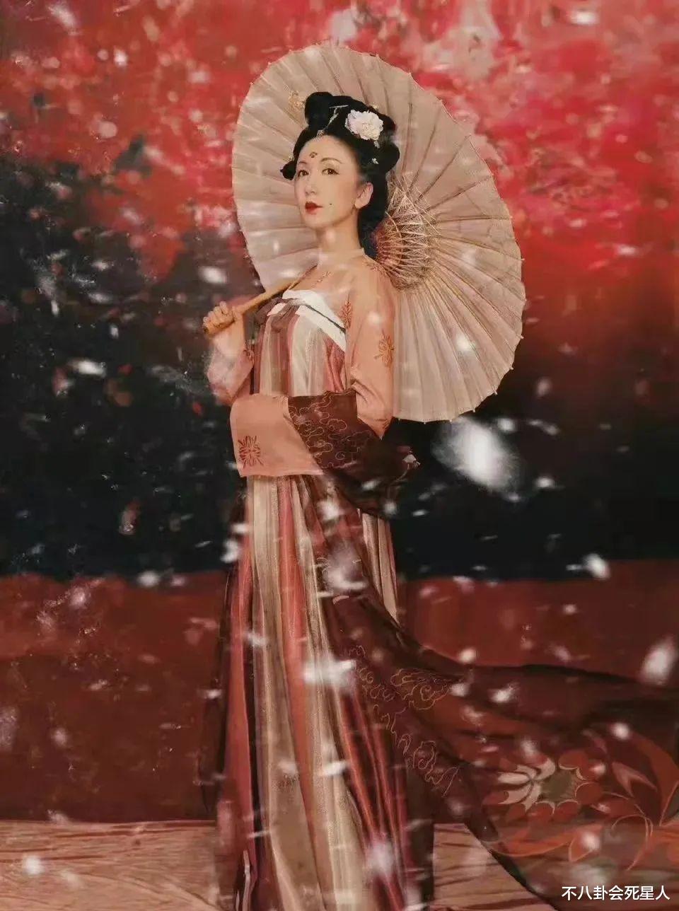 阿娇|最新红毯来了！baby似大头娃娃，阿娇臃肿成妇人，娄艺潇最美