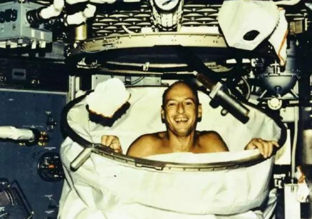 NASA 在太空3个月，航天员咋处理个人卫生问题？回来身上是不是臭的？