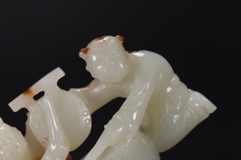 |和田玉童子击鼓雕件