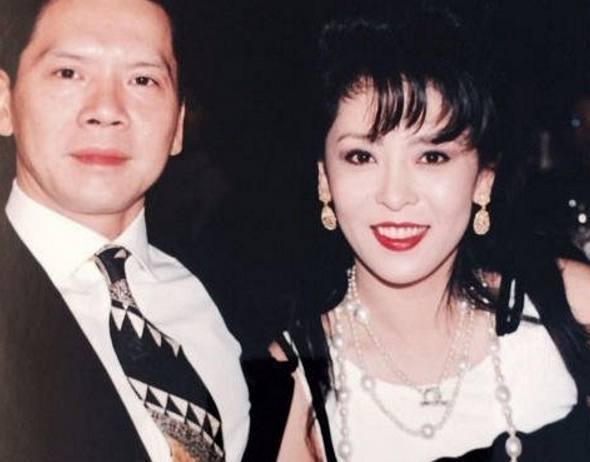 向华强|1973年，李小龙死在丁佩床上，向华强坚持娶她，为何被陈岚夺爱？