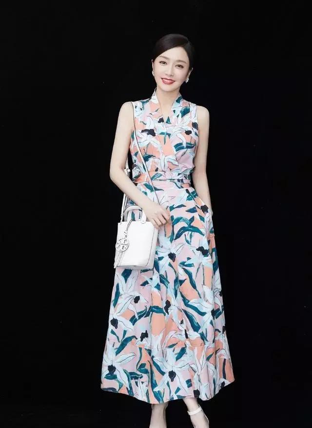 一个爱穿搭的小马甲|夏末穿搭没灵感?轻熟风赫本风,简约风也能引领风尚