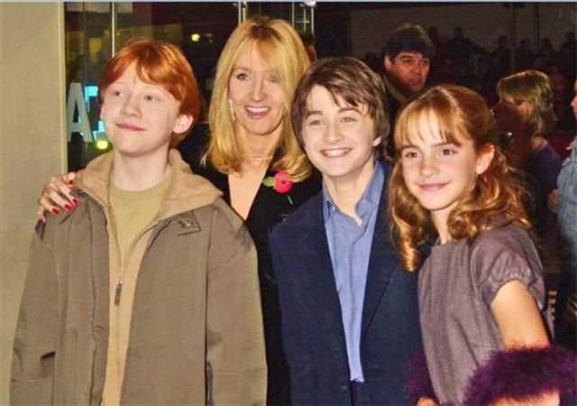 J.K.罗琳|哈利波特：主角团重聚霍格沃茨，魔法铁三角亮相，可惜罗琳被除名