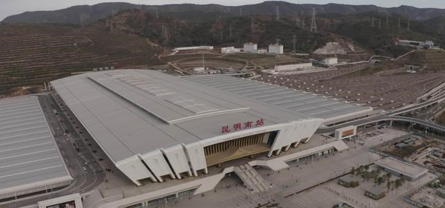 寒夜吹笛丫 昆明南站以“雀舞春城、美丽绽放”为主题，具有地方文化特色