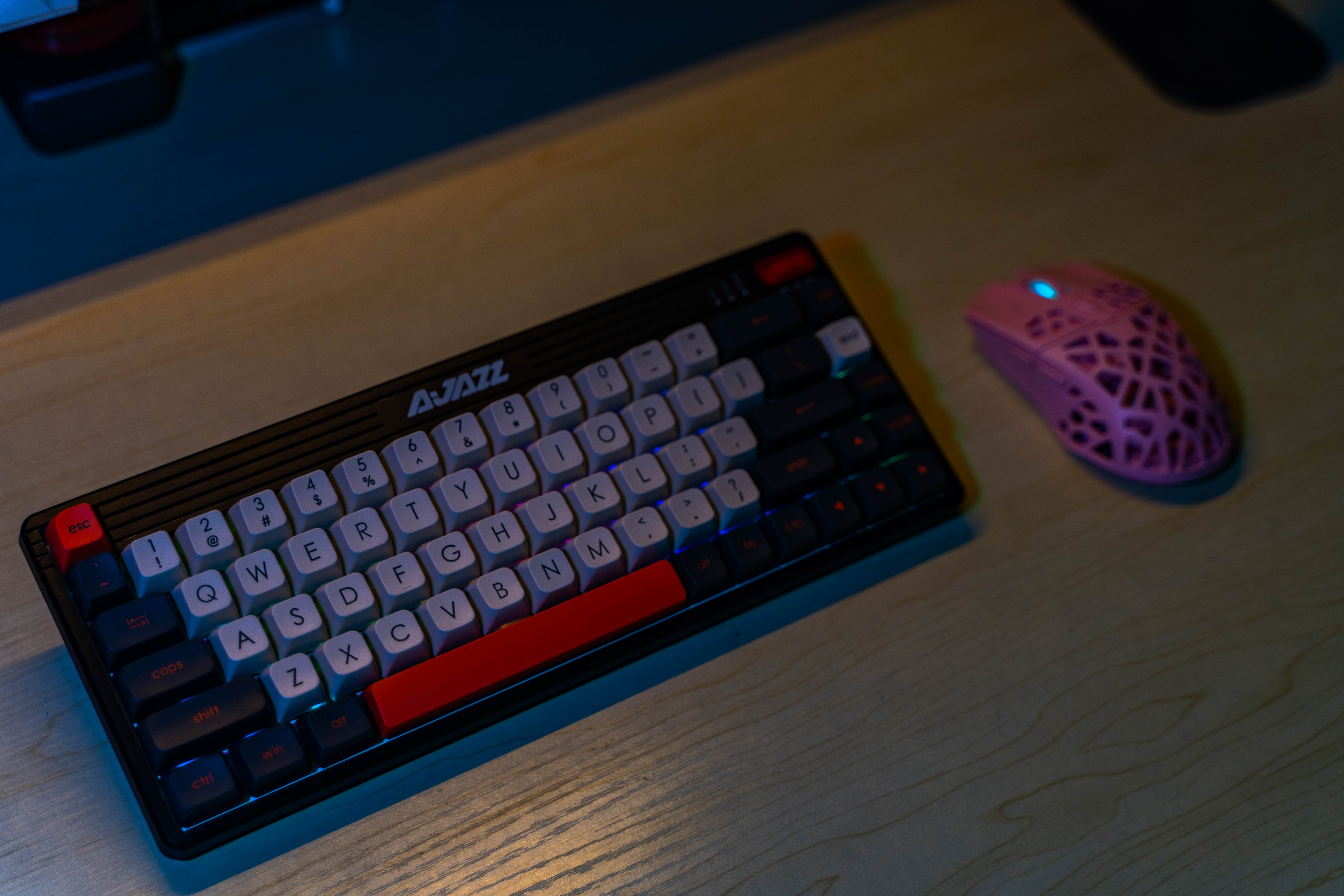 机械键盘|V复古，大球帽，还有RGB。黑爵K690T无线三模机械键盘上手体验