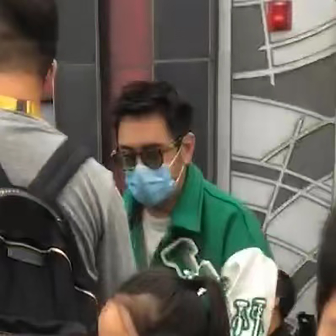 陈浩民|偶遇陈浩民一家六口出游，老婆蒋丽莎被赞很少女，不像生了四个娃