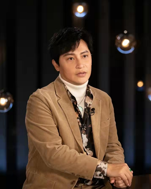 陈志朋|49岁陈志朋太励志！减肥成功穿西装超帅，一把年纪跳舞劈叉不费力