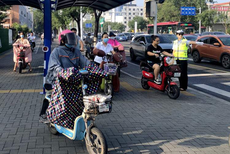 开老年代步车上路被抓,大爷不服气反问交警:买车的时候你哪去了