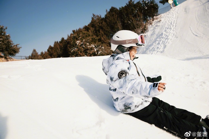 冰火凤|董璇带女儿与新男友滑雪?董璇获男方手拉手教学好甜蜜